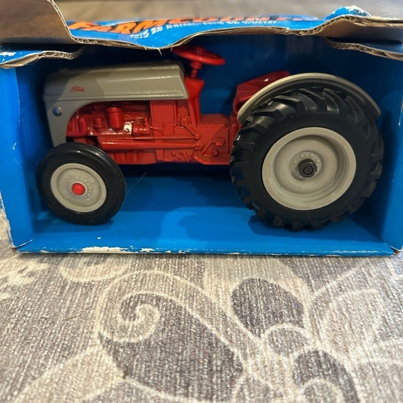 Other - ERTL 1999 Ford Tractor Die Cast Farm Country  Toy  1/16 Scale Made In The USA